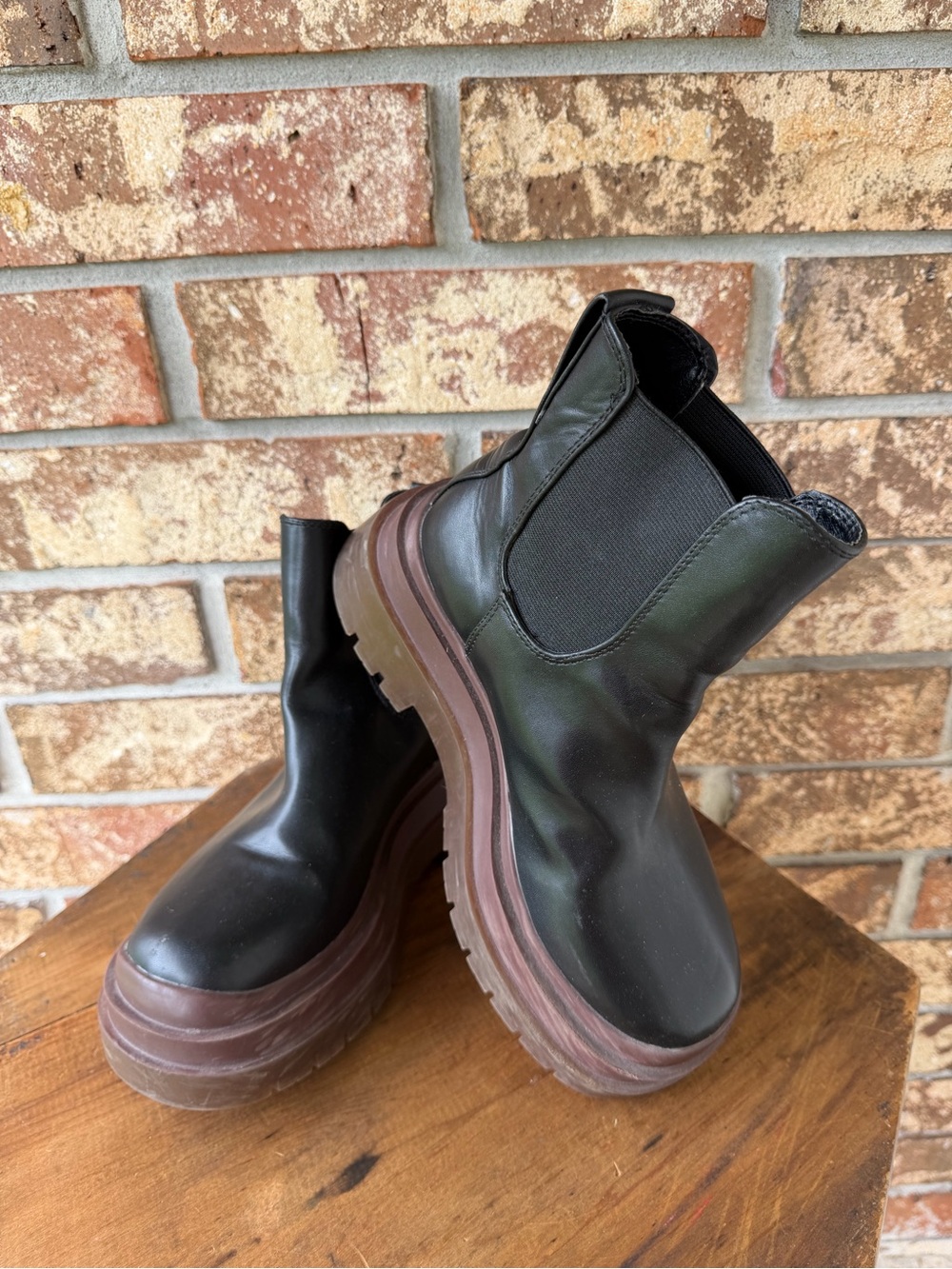Urban Outfitters UO Betty Treaded Chelsea Boots Women’s Size 6 Superb Condition!